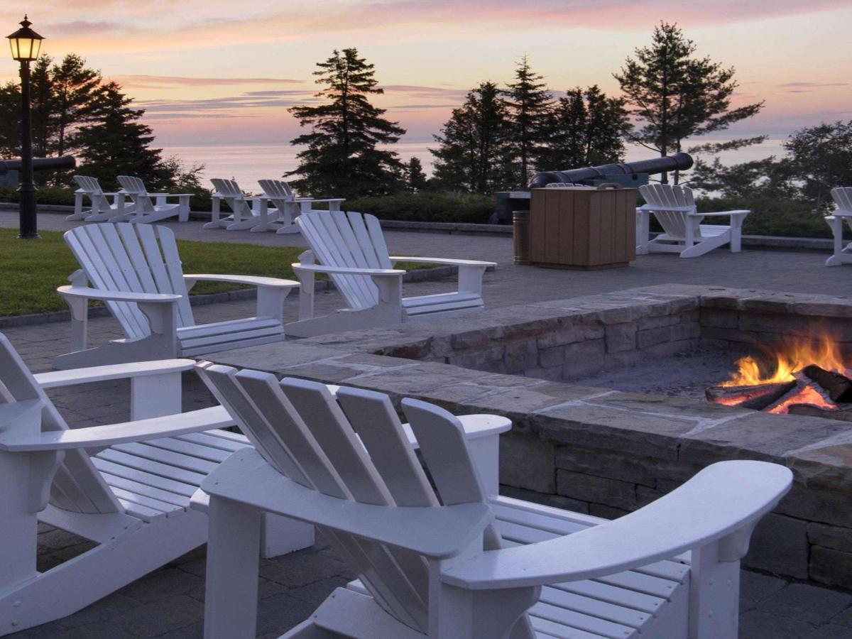 Hotel Fairmont Le Manoir Richelieu La Malbaie Exterior foto Adirondack chairs at the Ocean House
