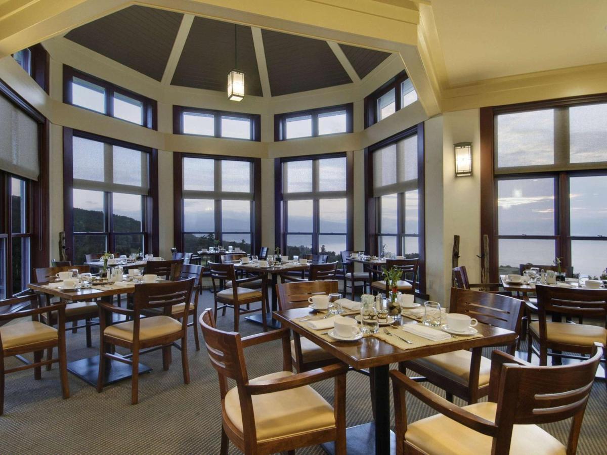 Hotel Fairmont Le Manoir Richelieu La Malbaie Exterior foto The restaurant at the top of the tower