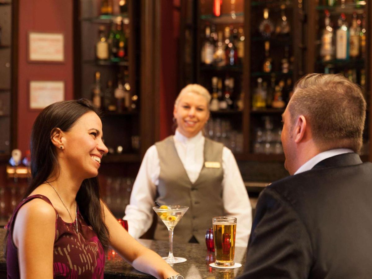 Hotel Fairmont Le Manoir Richelieu La Malbaie Exterior foto A bartender serving drinks