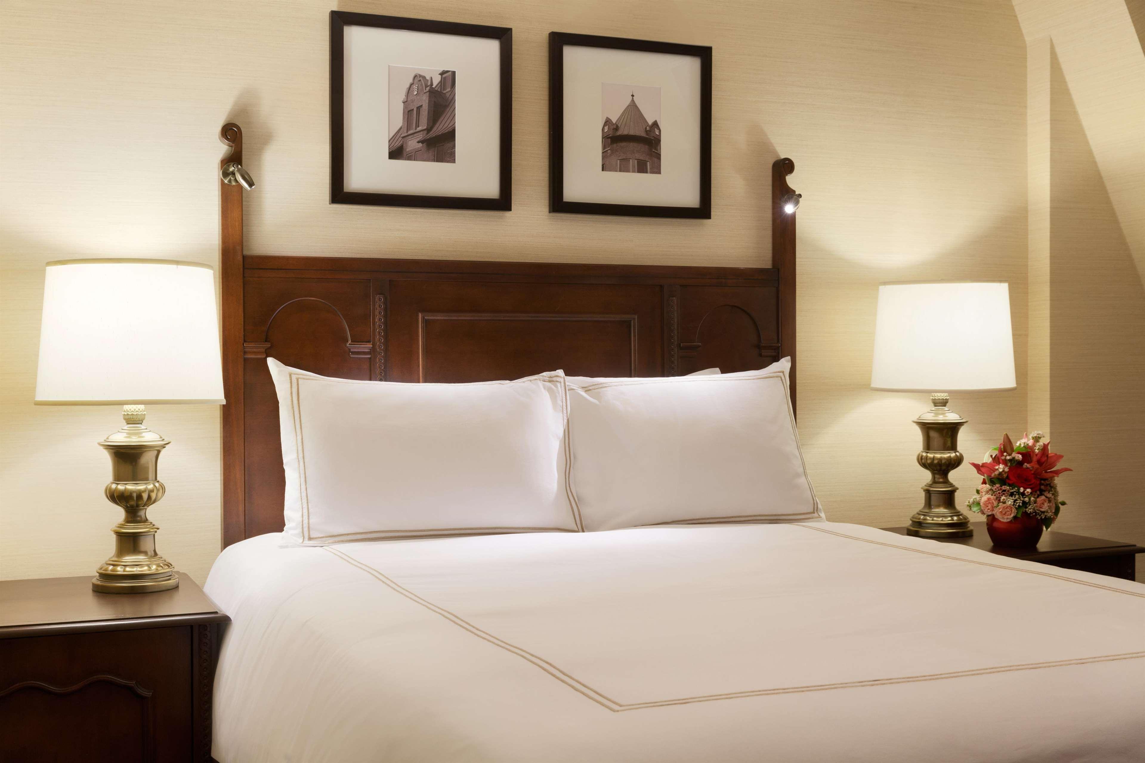 Hotel Fairmont Le Manoir Richelieu La Malbaie Exterior foto A guest room at the Waldorf Astoria Washington DC