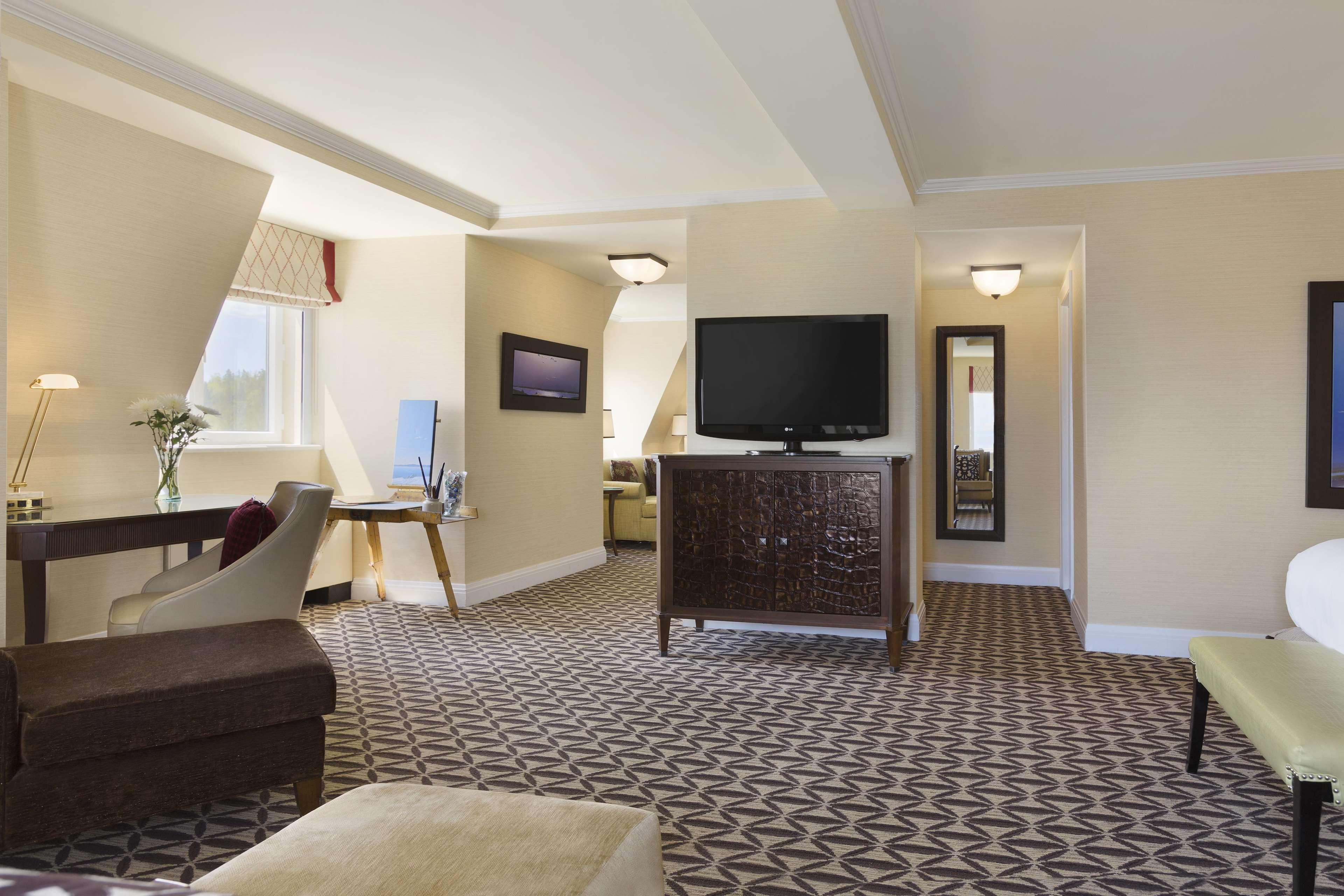 Hotel Fairmont Le Manoir Richelieu La Malbaie Exterior foto A suite at the Waldorf Astoria Washington DC