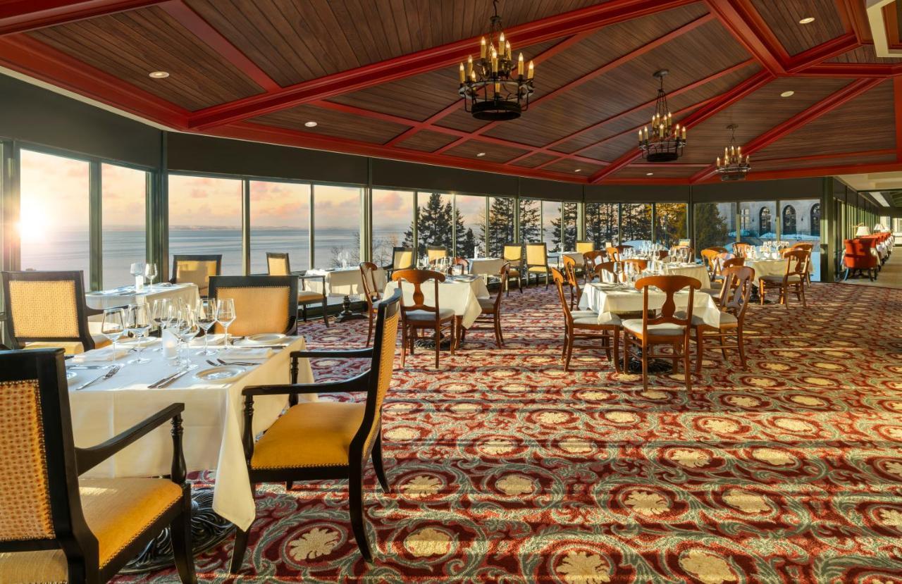 Hotel Fairmont Le Manoir Richelieu La Malbaie Exterior foto The restaurant on board