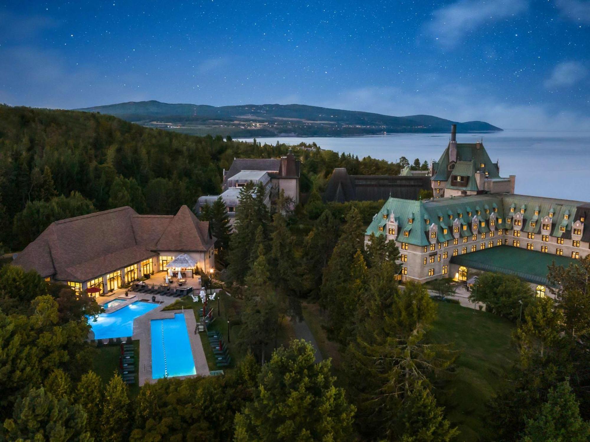 Hotel Fairmont Le Manoir Richelieu La Malbaie Exterior foto The resort at night